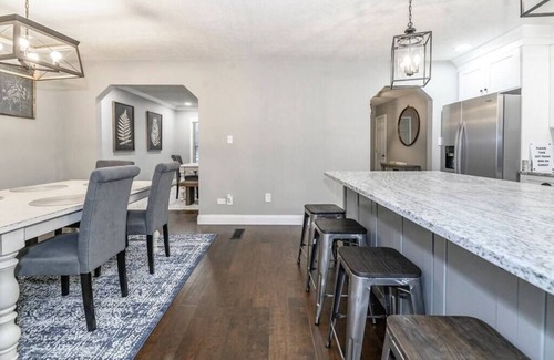 Lexington Casa | Fully Renovated | Finished Basement | Luxury Beds | Games