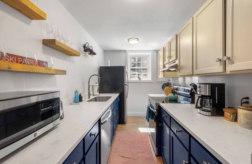 Stowe Apartamento | Fully Renovated & Modern 2 BR w/ Forest Views