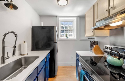Stowe Apartamento | Fully Renovated & Modern 2 BR w/ Forest Views