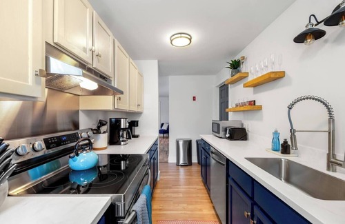 Stowe Apartamento | Fully Renovated & Modern 2 BR w/ Forest Views