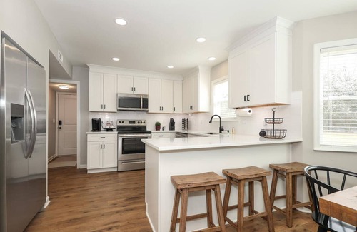 Charlotte Casa | Fully Renovated MTR (29 Night Max) - 3/2.5 - Dogs OK - Smart Home
