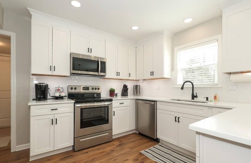 Charlotte Casa | Fully Renovated MTR (29 Night Max) - 3/2.5 - Dogs OK - Smart Home