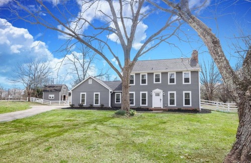 Charlotte Casa | Fully Renovated MTR (29 Night Max) - 3/2.5 - Dogs OK - Smart Home