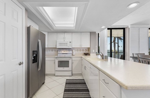 Biggar Condominio | Fully Renovated, Resort Corner Condo in Sanibel Harbour Tower with Private Beach