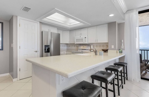 Biggar Condominio | Fully Renovated, Resort Corner Condo in Sanibel Harbour Tower with Private Beach