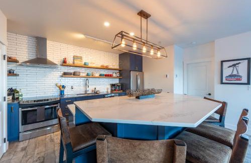 Golden Apartamento | Fully Renovated Ski-in/out Loft with Private Hot Tub!