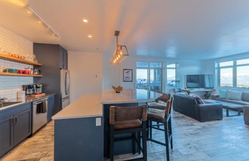 Golden Apartamento | Fully Renovated Ski-in/out Loft with Private Hot Tub!