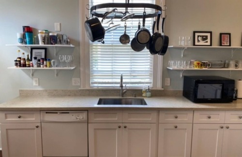 West Riverside Casa | Fully Renovated Sunny Cottage