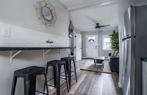 Mount Auburn Casa | Fully Renovated Tiny Gem ~ Mins to Downtown ~ Yard