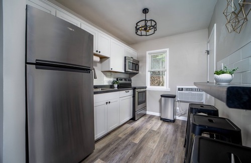 Mount Auburn Casa | Fully Renovated Tiny Gem ~ Mins to Downtown ~ Yard