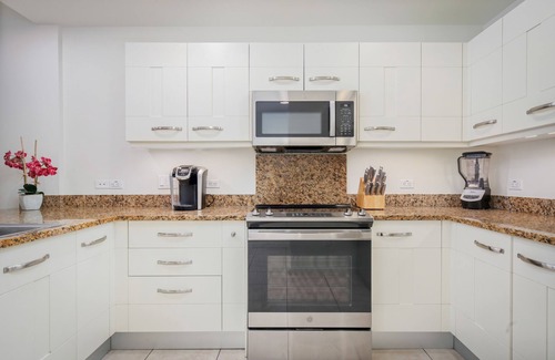 Kahaluu Bay Casa | FULLY RENOVATED UNIT. 3 BDRM, 3 BATH SLEEPS 8. PERFECT FOR GRANDPARENTS