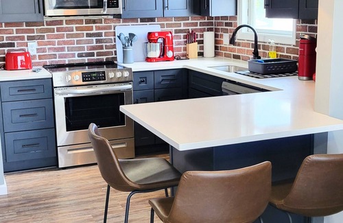 Council Bluffs Apartamento | Fully Renovated, Modern unit awaits you! 2nd floor