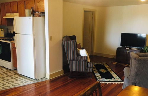 East Berlin Apartamento | Fully stocked, 2BR Apartment with off street parking, washer and Dryer,