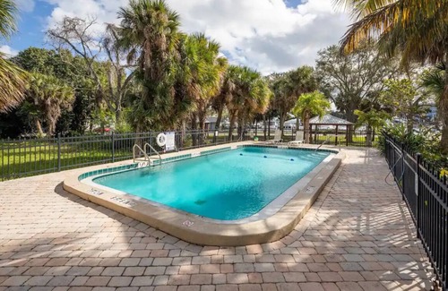Melbourne Condominio | Fully stocked condo, balcony overlooking marina, walking distance to downtown
