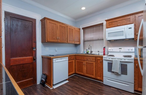 Oneonta Apartamento | Fully Stocked Kitchen, AC, Wi-Fi, W/D, Near Baseball and Walk to Downtown