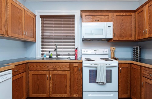 Oneonta Apartamento | Fully Stocked Kitchen, AC, Wi-Fi, W/D, Near Baseball and Walk to Downtown