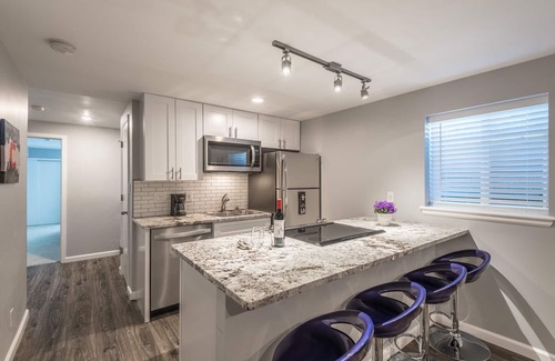 Capitol Hill Apartamento | Fully stocked new apt, work from home + Free Parking!