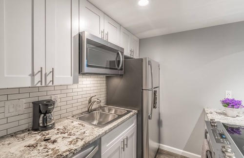 Capitol Hill Apartamento | Fully stocked new apt, work from home + Free Parking!