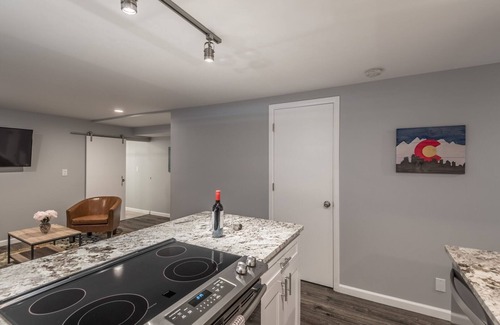 Capitol Hill Apartamento | Fully stocked new apt, work from home + Free Parking!