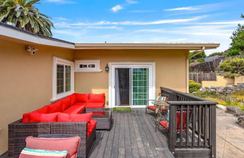 Seaside Casa | Fully Updated 3 BDR Seaside Home Minutes to Beach