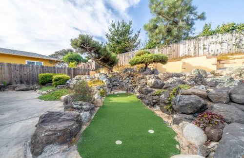 Seaside Casa | Fully Updated 3 BDR Seaside Home Minutes to Beach
