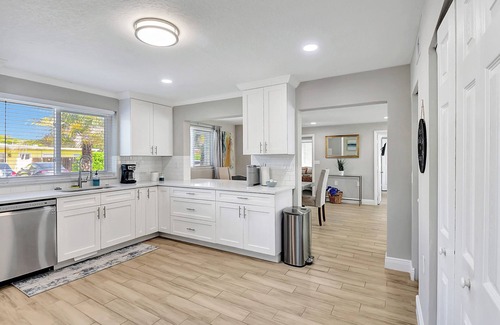 Delray Beach Casa | Fully Updated Home Sleeps 8 5 Min to the Beach!