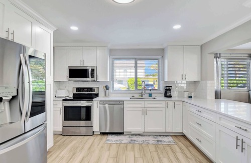 Delray Beach Casa | Fully Updated Home Sleeps 8 5 Min to the Beach!