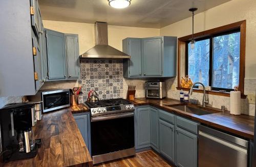 Truckee Casa | Fully updated Truckee cabin with plenty of beds