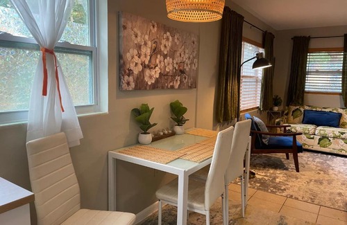 Gainesville Casa | Fun 2 bedrm house.Free parking, family ok, Gator games
