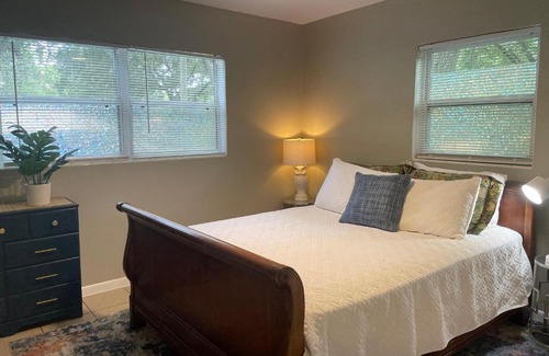Gainesville Casa | Fun 2 bedrm house.Free parking, family ok, Gator games