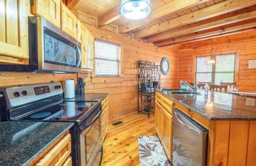 White Oak Lodge Cabina | *Fun 2BD Cabin w/ GAMES! Hot Tub + Shared Pool*