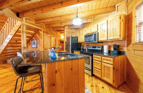 White Oak Lodge Cabina | *Fun 2BD Cabin w/ GAMES! Hot Tub + Shared Pool*
