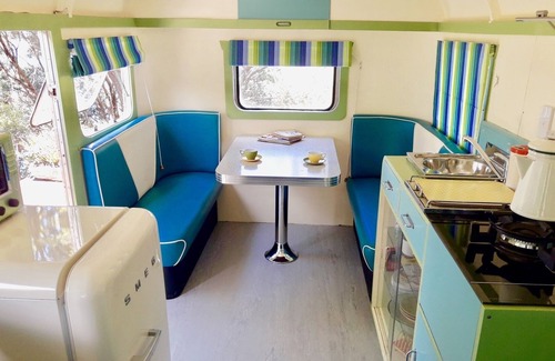 Tryphena Cabina | Fun and Funky: una caravana hecha a mano genuinamente restaurada de los años 40
