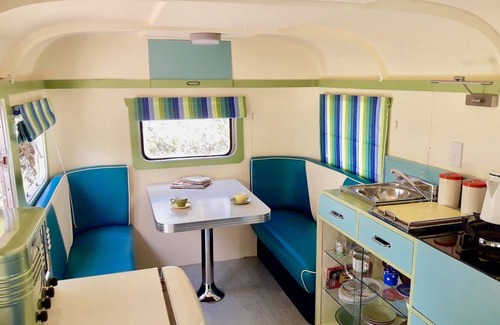 Tryphena Cabina | Fun and Funky: una caravana hecha a mano genuinamente restaurada de los años 40