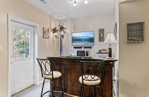 Williamsburg Casa | Fun and Open Space Near Everything - Pool table, Hot Tub in Williamsburg