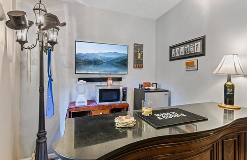 Williamsburg Casa | Fun and Open Space Near Everything - Pool table, Hot Tub in Williamsburg