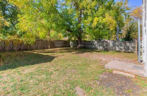 Des Moines Apartamento | Fun Backyard Close to Downtown Pet Friendly 4BDRM