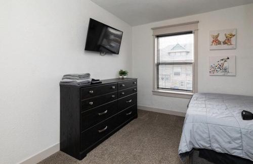 Des Moines Apartamento | Fun Backyard Close to Downtown Pet Friendly 4BDRM