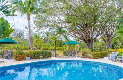 Damas Condominio | Fun & bright getaway with furnished balcony, pool, volleyball & tennis courts