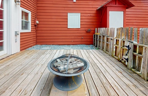 Lake Luzerne-Hadley Casa | Fun cottage in town, near lake w/game room