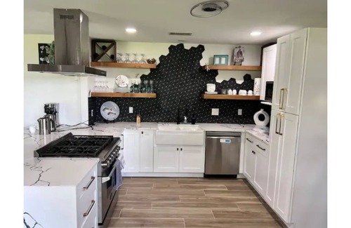 Laguna Park Casa | Fun, Family Friendly Home steps to Lake Whitney