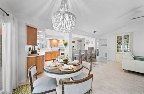 Palma Sola Casa | Family Home with Pool, Screened-in Patio, Ping Pong! - Crazy Like A Fox