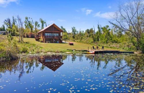 Youngstown Casa | Fun fishing river cabin 23mi to beach with private dock 3BD 2BA