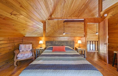 Youngstown Casa | Fun fishing river cabin 23mi to beach with private dock 3BD 2BA