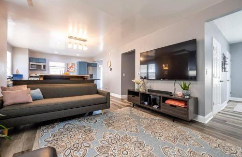 Near Eastside Casa | Fun for Everyone w Hot Tub BBQ Patio