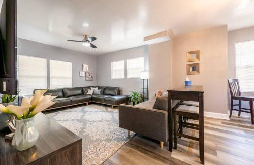 Near Eastside Casa | Fun for Everyone w Hot Tub BBQ Patio