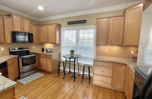 Moneta Casa | Fun for Family & Friends ! Lakefront with Private Dock, near Bridgewater Plaza !