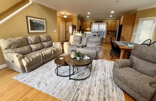 Moneta Casa | Fun for Family & Friends ! Lakefront with Private Dock, near Bridgewater Plaza !