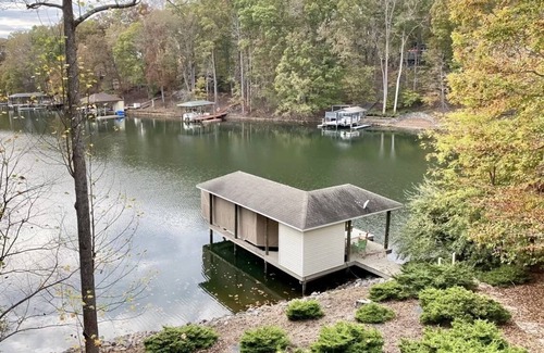 Moneta Casa | Fun for Family & Friends ! Lakefront with Private Dock, near Bridgewater Plaza !