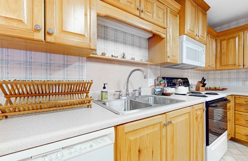 Clarkesville Casa | Fun getaway on three wooded acres with furnished deck & forest views